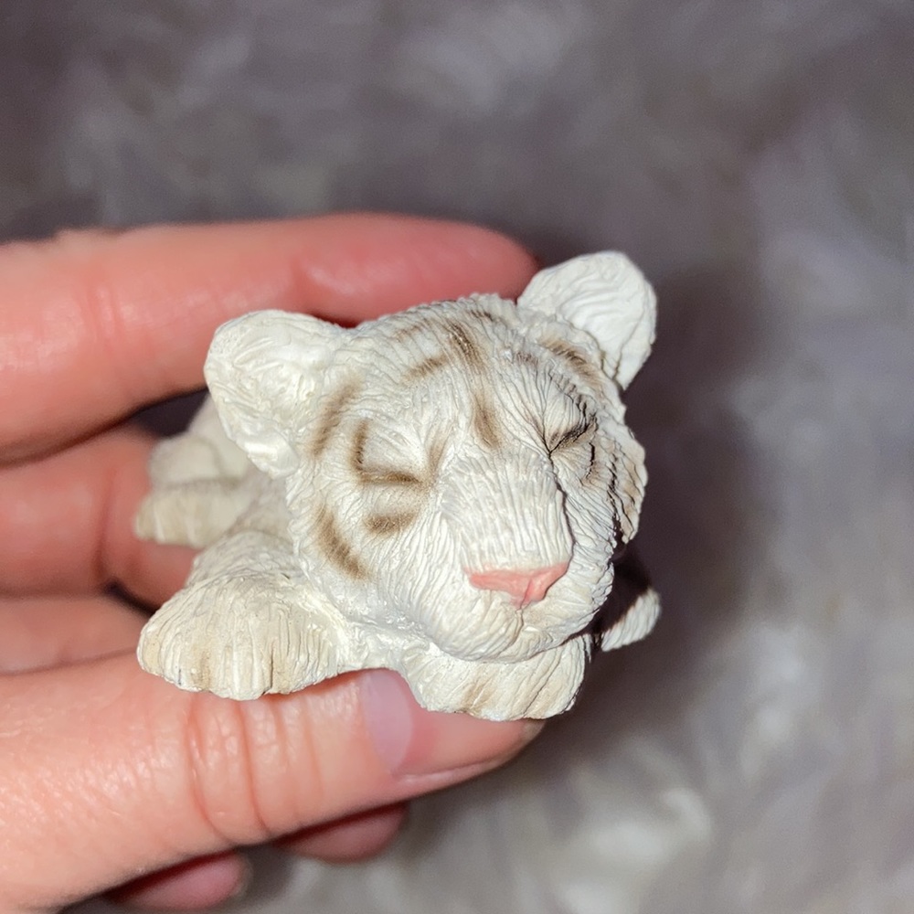 SANDICAST Vintage Sleeping White Tiger Cub Figurine
